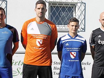 Die Neuzugänge des FC Rentweinsdorf, von links: Spielertrainer Sebastian Derra, Christoph Rüger (TSV Oberlauter), Sandro Deuber (TV Ebern A-Jugend), Sebastian Skoreba (SG Eyrichshof/TV Ebern II). Auf dem Bild fehlt Sebastian Jäger (reaktiviert). Foto: Dietz