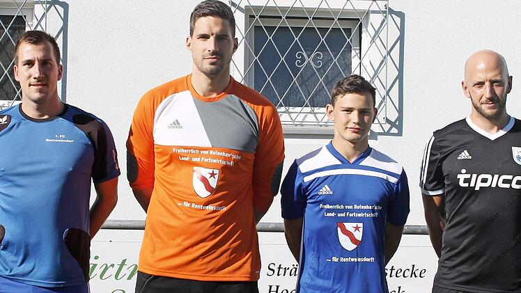 Die Neuzugänge des FC Rentweinsdorf, von links: Spielertrainer Sebastian Derra, Christoph Rüger (TSV Oberlauter), Sandro Deuber (TV Ebern A-Jugend), Sebastian Skoreba (SG Eyrichshof/TV Ebern II). Auf dem Bild fehlt Sebastian Jäger (reaktiviert). Foto: Dietz