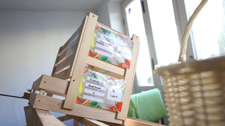 Einige Einrichtungsgegenstände wie Holzkisten für Obst und Gemüse stammen aus dem benachbarten "Gewürzallerlei". Foto: Marian Hamacher