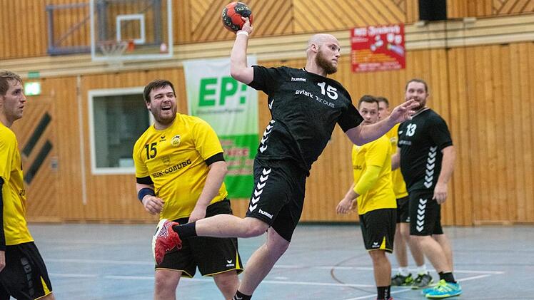 Keineswegs unverwundbar war die Coburger Abwehr. Hier nutzt der Michelauer Pascal Böhmer eine Lücke zu einem Tor.  Foto: K. Gagel
