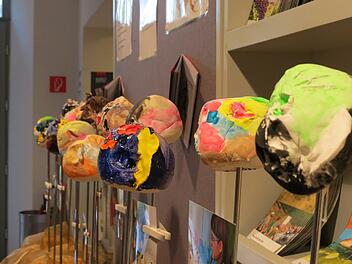 Ausstellungsobjekte der jüngsten Künstler aus der Marktgemeinde: Die Köpfe wurden aus Ton gestaltet.
