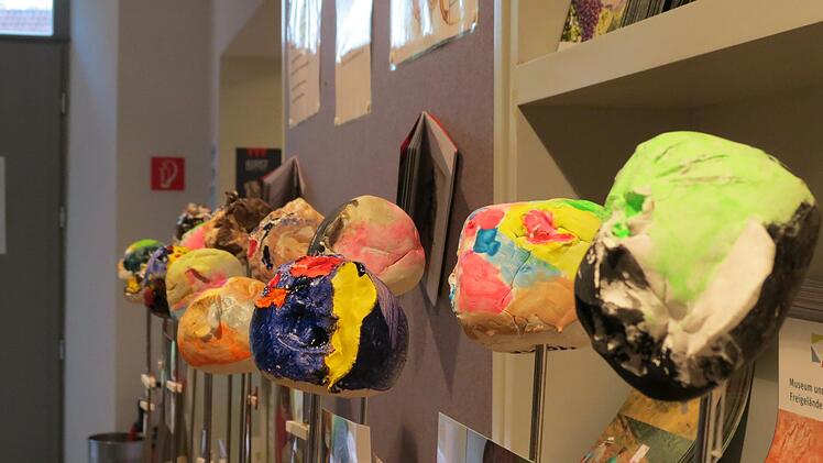 Ausstellungsobjekte der jüngsten Künstler aus der Marktgemeinde: Die Köpfe wurden aus Ton gestaltet.