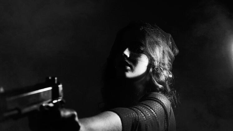 Junge Frau bedroht mit Waffe