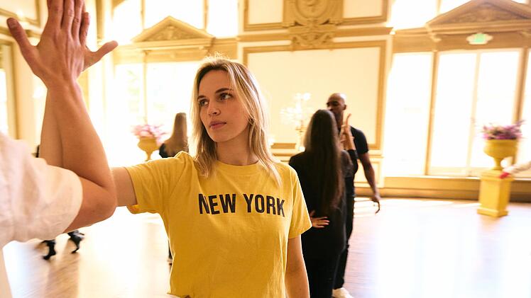 Nachwuchsmodel Anna &uuml;bt f&uuml;r den Paartanz.