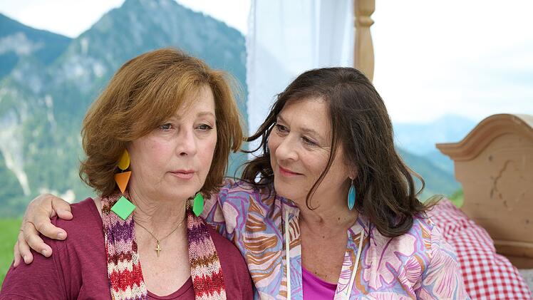Liz White (Bettina Redlich, links) begibt sich auf eine Wanderung mit ihrer Schwester Eva (Eva Mattes).