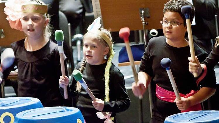 Enthusiasmus und Konzentration: Schüler der Emil-Kirchner-Grundschule aus Dörfles-Esbach musizieren im  Landestheater. Fotos: Jochen Berger