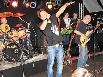 Rainer Braun (Zweiter von links) ist der neue Frontmann von "Revolver". Der Jüngste im Reigen vieler "Oldies". Foto: Ralf Kestel