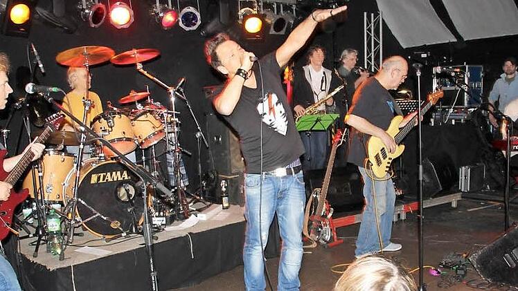 Rainer Braun (Zweiter von links) ist der neue Frontmann von "Revolver". Der Jüngste im Reigen vieler "Oldies". Foto: Ralf Kestel