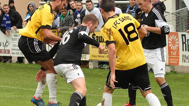 Spielertraube mit (von links) Matthias Hoff, Alexander Derra, Dominik Barth und Danny Schlereth beim Kampf um den Ball.