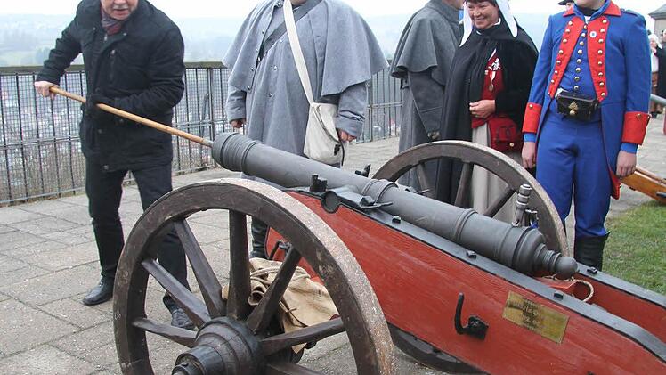 "Das ist gar nicht so einfach", musste Bürgermeister Wolfgang Beiergrößlein feststellen und überließ dann die Vorbereitung doch lieber dem ausgebildeten Kanonier Jörg Werthmann. Das Geschütz namens Maria-Prostata war das größte, das abgefeuert wurde.