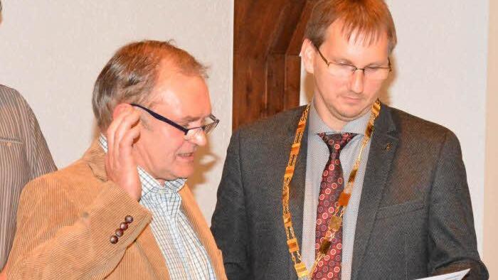 Bürgermeister Wolfram Thein (rechts) vereidigt den neuen Gemeinderat Wilfried Wolfsberger (links). Foto: Schmidt