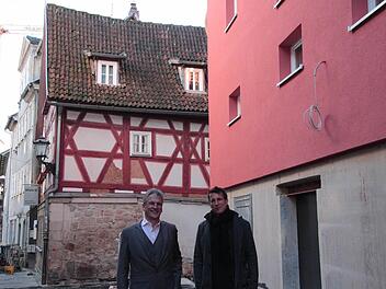 Werner (links) und Max Häfele, die Betreiber der künftigen Markthalle Coburg, in der Kuhgasse. Noch ist hier alles Baustelle. Foto: Simone Bastian