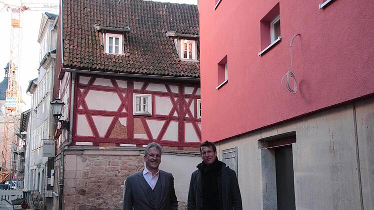 Werner (links) und Max Häfele, die Betreiber der künftigen Markthalle Coburg, in der Kuhgasse. Noch ist hier alles Baustelle. Foto: Simone Bastian