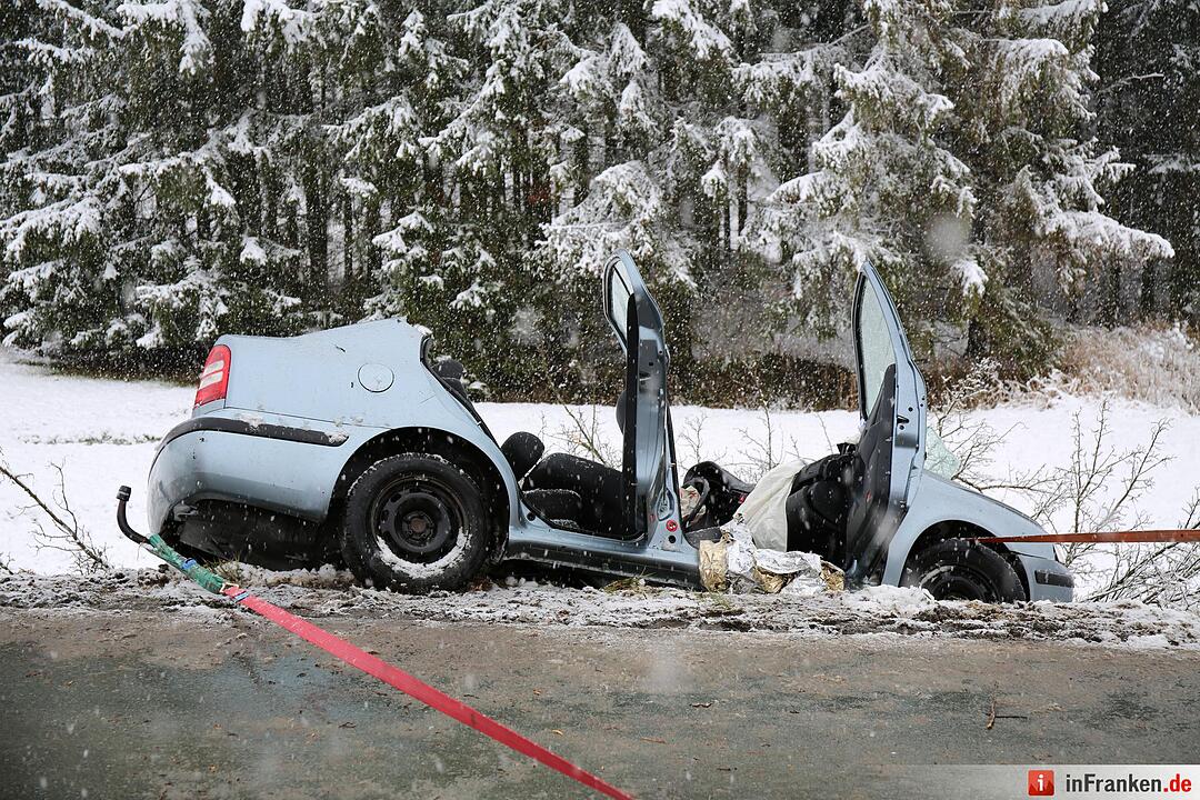 18-JŠhrige kollidiert im Schneetreiben mit Baum und erleidet lebensgefaehrliche Verletzungen
