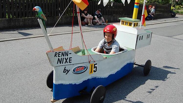Konstantin navigiert die "Renn-Nixe" über den Parcours. Foto: Andreas Welz