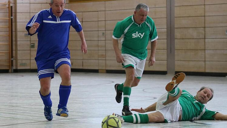 Die Oldies von "Kolping" und "Endstation Hauptendorf" bewiesen in einem munteren Einlagespiel, dass sie am Ball nichts verlernt haben.