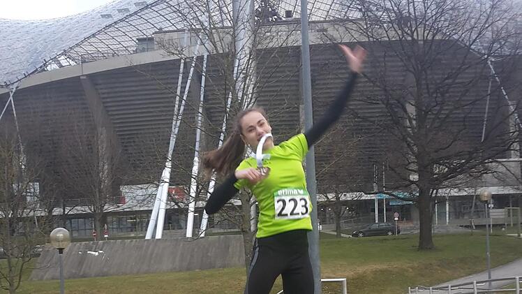 Hanna Schmitt sicherte sich im Münchner Olympiapark bei den Bayerischen Winterwurfmeisterschaften Bronze im Diskuswurf und Platz Vier im Speerwurf der W15.Heiko Schmitt
