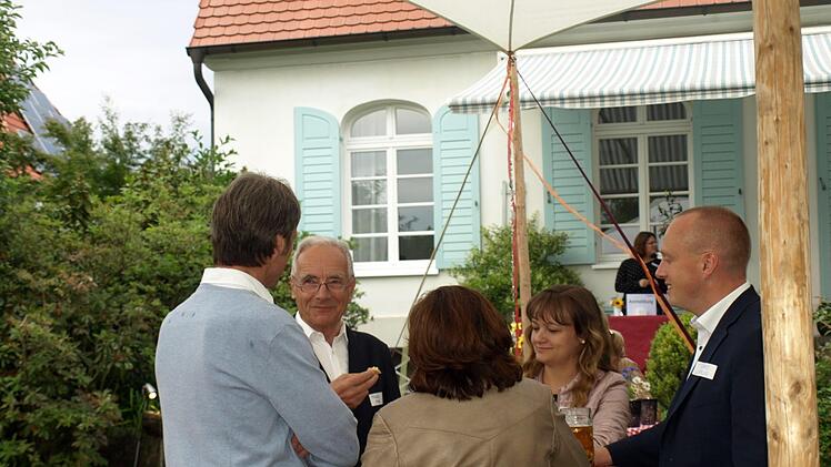 Rainer Kober (2. v. li.) im Gespräch mit Bürgermeister Thomas Löffler (re) und Roland Beierwaltes (li).Susanne Deuerling