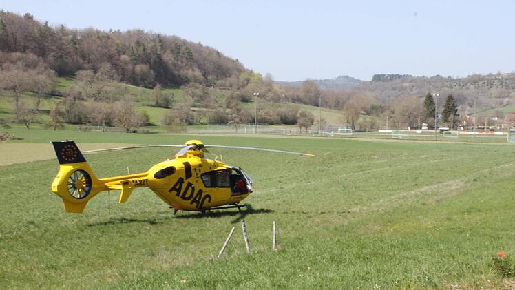 Der Hubschrauber, der auf einer Wiese  bei Kaider landete,  wurde glücklicherweise nicht benötigt. Der Motorradfahrer war weniger schwer verletzt, als befürchtet, und wurde mit dem Krankenwagen ins Klinikum gebracht.  Foto: Popp