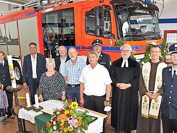 Freude &uuml;ber das neue Einsatzfahrzeug: die Vertreter der Feuerwehr, der Stadt und der Kirche vor dem HLF 20
