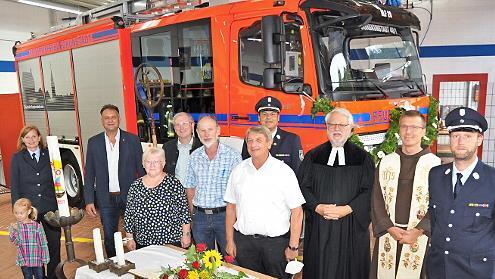 Freude über das neue Einsatzfahrzeug: die Vertreter der Feuerwehr, der Stadt und der Kirche vor dem HLF 20