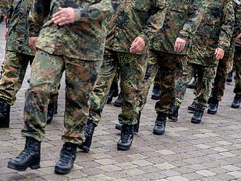 N&uuml;rnberg: Plakat-Aktion zum Veteranentag - nun ermittelt der Staatsschutz