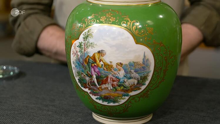 Die Deckelvase von KPM aus dem Jahr 1921 mit einer sp&auml;ter entstandenen Malerei sch&auml;tzte der Experte auf 400 bis 450 Euro. Die Schmerzgrenze von 400 Euro wollte jedoch niemand ausgeben, und so blieb die Vase bei der Verk&auml;uferin.
