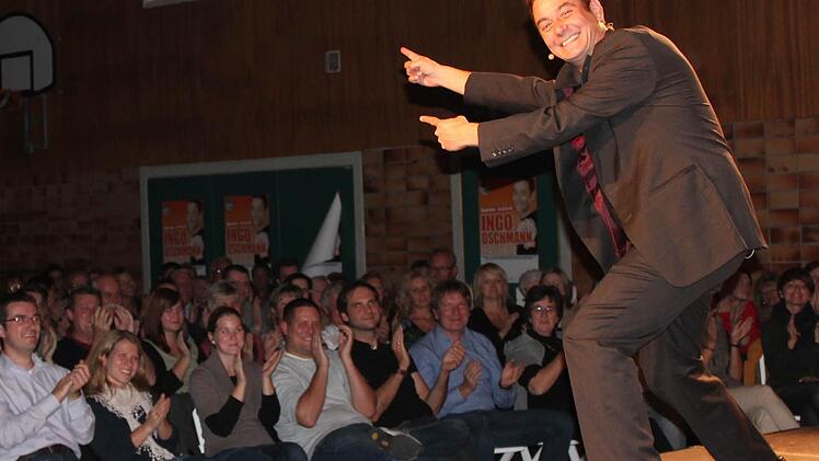 Ingo Oschmann freut sich über den Applaus im bis auf den letzten Stuhl voll besetzten Saalbau in Bad Kissingen. Foto: Benedikt Borst