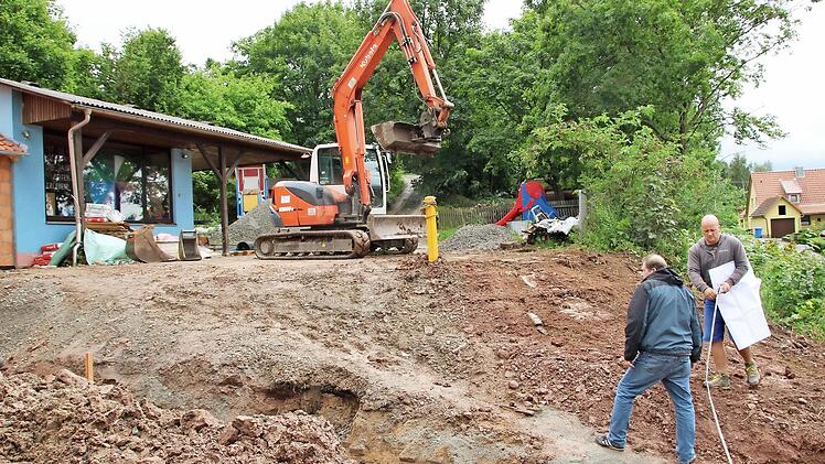 Außen wie innen ist der Kindergarten in Reichenbach derzeit eine einzige Baustelle.  Fotos: Heike Beudert