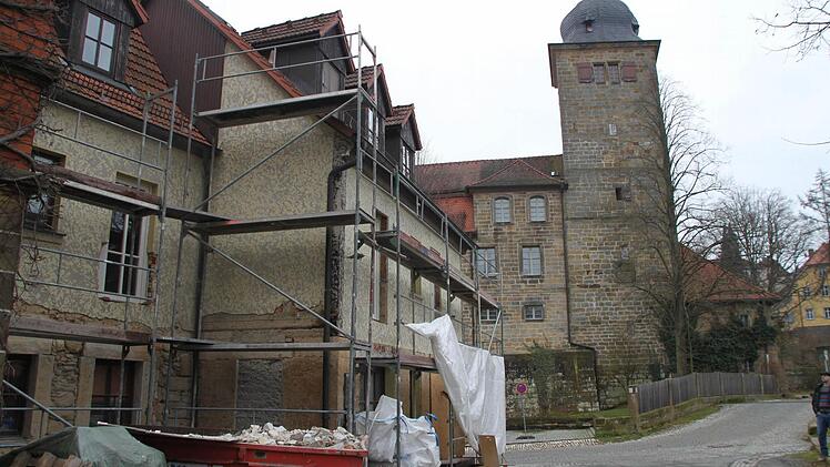 Das Appartementhaus am Schlossweiher wird saniert und künftig "Moments" heißen. Im Hintergrund ist das Schloss zu sehen, das nach der Sanierung über 22 Hotelzimmer verfügt. Foto: Alexander Hartmann