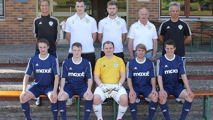 Die Neuzugänge des SSV Kasendorf. Hintere Reihe, von links Spielertrainer Markus Taschner, Johannes Hohenberger, Till Wagner und Co-Trainer Jochen Kauper. Vorne, von links: Frank Stübinger, Florian Hartmann, Patrick Drechsel, Sebastian Kremer und Tobias Geldner. Es fehlen: Christoph Wächter, Max Geßlein, Tobias Friedrich und Patrick Eschenbacher.  Foto: Matthias Müller