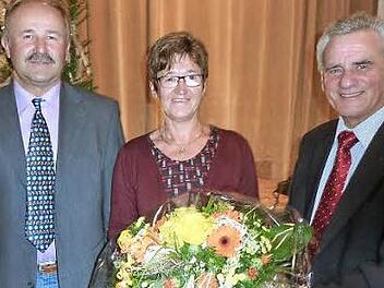 Den Ehrenpreis von Landrat Oswald Marr (rechts) konnte die Vorsitzende des Gartenbauvereins Nordhalben, Barbara Wachter, in Empfang nehmen. Mit im Bild Kreisvorsitzender Fritz Pohl  Foto: Gerd Fleischmann