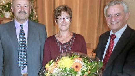 Den Ehrenpreis von Landrat Oswald Marr (rechts) konnte die Vorsitzende des Gartenbauvereins Nordhalben, Barbara Wachter, in Empfang nehmen. Mit im Bild Kreisvorsitzender Fritz Pohl  Foto: Gerd Fleischmann