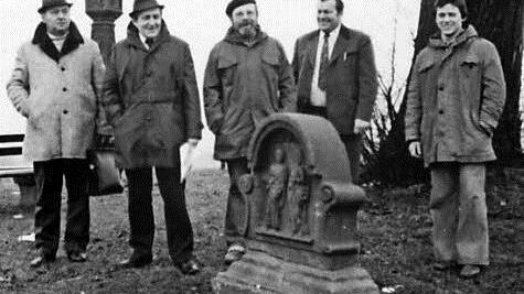 Der Ausschuss für Ortsverschönerung von Friesen besichtigte 1977 die beiden Martern. Foto: privat