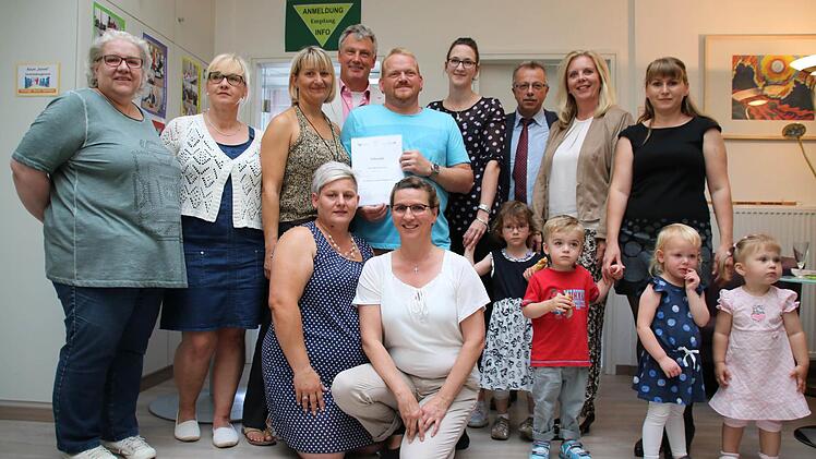Die Kinderbetreuer mit Kursleiterin Katharina Metz (links), Siegbert Goll (Jugendamt, hinten), Emil Müller und Iris Hönig (MGH, 2. v.r.).  Foto: Ronald Heck