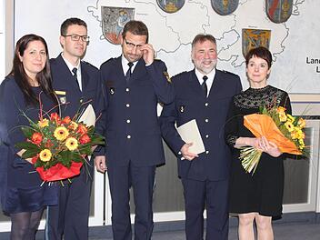 Polizeipräsident Alfons Schieder (Mitte) verabschiedete  Alexander Rothenbücher (Zweiter von links) nach Bamberg und überreichte Erich Günther (Zweiter von rechts) das Bestellungsschreiben als neuer Dienststellenleiter von Lichtenfels. Mit im Bild die Ehefrauen Diana Rothenbücher (links) und Hanna Günther-Lemmink.                              Foto: Popp