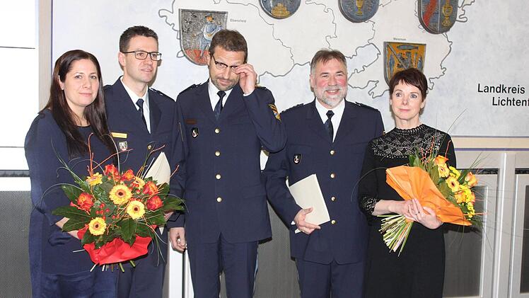 Polizeipräsident Alfons Schieder (Mitte) verabschiedete  Alexander Rothenbücher (Zweiter von links) nach Bamberg und überreichte Erich Günther (Zweiter von rechts) das Bestellungsschreiben als neuer Dienststellenleiter von Lichtenfels. Mit im Bild die Ehefrauen Diana Rothenbücher (links) und Hanna Günther-Lemmink.                              Foto: Popp