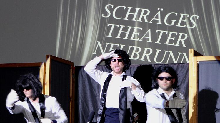 Eine tolle akrobatische Nummer boten die "drei Tenöre" (von links) Johannes Spath, Bernd Stretz und Peter Rödelmaier zu "Jenseits von Eden".Günther Geiling