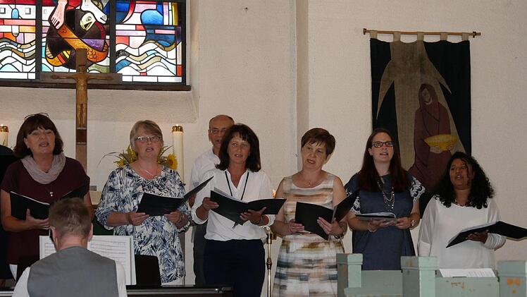 Der Singkreis der evangelischen Kirchengemeinde Wildenheid-Meilschnitz und der Posaunenchor schm&uuml;ckten musikalisch unter der Leitung von Chorleiter Albert B&auml;tz am Klavier und Kantor Eckehard Schwalm den Festgottesdienst aus. Foto: Manja von Nida