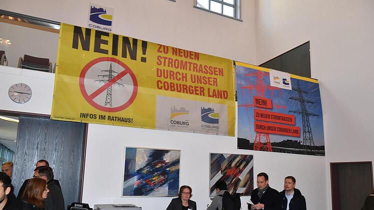 Auch im Sitzungssaal des Landratsamtes wurde Peter Altmaier mit Transparenten des Widerstands gegen weitere Stromtrassen konfrontiert.Ronald Rinklef