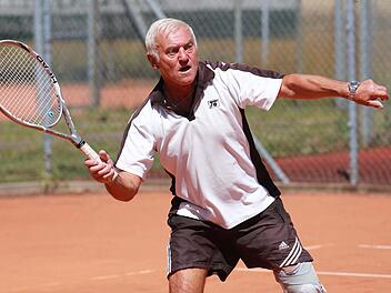 Tennis gehört zu den Sportarten, die man bis ins hohe Alter ausüben kann. Ein Beispiel dafür ist Walter Schramm, der für den TC Michelau in der Bezirksliga Herren 65 antritt. Foto: Klaus Gagel