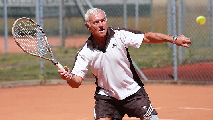 Tennis gehört zu den Sportarten, die man bis ins hohe Alter ausüben kann. Ein Beispiel dafür ist Walter Schramm, der für den TC Michelau in der Bezirksliga Herren 65 antritt. Foto: Klaus Gagel