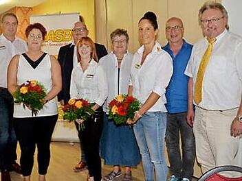 Im Bild von links Patrick Barnickel (Einrichtungsleiter ASB-Seniorenzentrum Marktrodach), Christina Engelhardt (Pflegedienstleitung Rothenkirchen), Roland Funk (ASB-Geschäftsführer), Anna-Lena Konrad (Einrichtungsleiterin in Rothenkirchen), Kreisvorsitzende Christa Steiger, Eva-Maria Fößel (Pflegedienstleitung Rodachtal) und die Vorstandsmitglieder Klaus Wilhelm und Hans Pietz Foto: K.- H. Hofmann