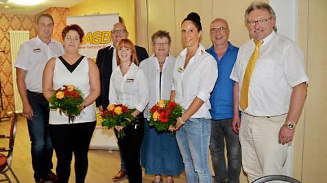 Im Bild von links Patrick Barnickel (Einrichtungsleiter ASB-Seniorenzentrum Marktrodach), Christina Engelhardt (Pflegedienstleitung Rothenkirchen), Roland Funk (ASB-Geschäftsführer), Anna-Lena Konrad (Einrichtungsleiterin in Rothenkirchen), Kreisvorsitzende Christa Steiger, Eva-Maria Fößel (Pflegedienstleitung Rodachtal) und die Vorstandsmitglieder Klaus Wilhelm und Hans Pietz Foto: K.- H. Hofmann