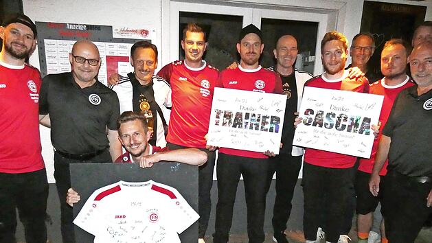 Die Kapitäne der beiden Mannschaften, Andreas Fischer und Fabian Welsch, überreichten Erinnerungsgeschenke an das Trainerteam (von links): Andreas Fischer, Alexander Hollweg, Markus Kraus, Fabian Bauerschmidt, Spielertrainer André Haack, Frank Wie...