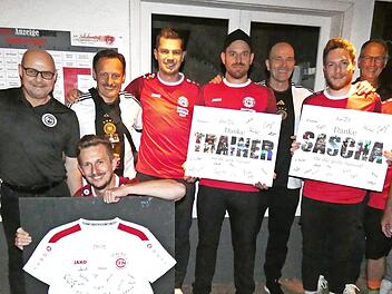 Die Kapitäne der beiden Mannschaften, Andreas Fischer und Fabian Welsch, überreichten Erinnerungsgeschenke an das Trainerteam (von links): Andreas Fischer, Alexander Hollweg, Markus Kraus, Fabian Bauerschmidt, Spielertrainer André Haack, Frank Wie...