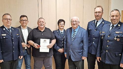 Geehrt wurde bei der Feuerwehr Schnaid Werner Wich (Dritter von links) f&uuml;r seinen 40-j&auml;hrigen aktiven Dienst. Mit im Bild (von links) KBM Ronny Reuther, B&uuml;rgermeister Jens Korn, Birgit Wich, Landratsstellvertreter Bernd Steger, Kommandant Ralf Fis...
