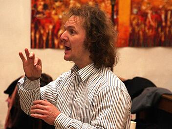 Chorleiter Christoph Michael Pesch bei der Chorprobe. Fotos: Galster