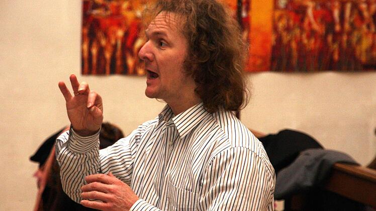 Chorleiter Christoph Michael Pesch bei der Chorprobe. Fotos: Galster