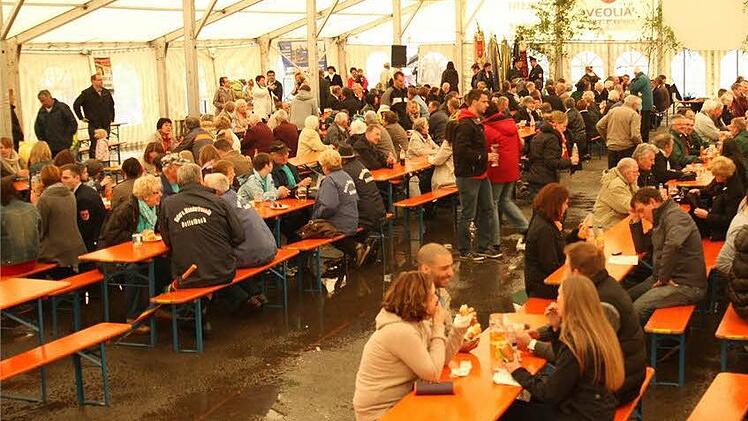 Selbst im Festzelt war man vom Dauerregen nicht verschont. Zumindest galt es auch dort große Pfützen zu überwinden. Foto: Alfred Molitor